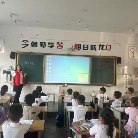 【童心执笔，彩绘时光】———小东关小学南校区“智力涂色”社团