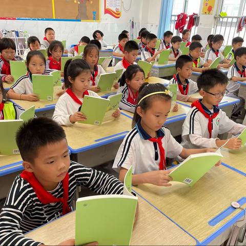 “清风徐自来，师生共阅读”——定陶区第三实验小学南区三年级师生共读一本书阅读活动