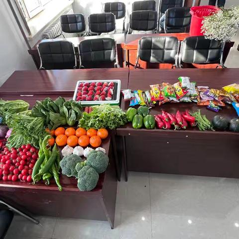 根河市森工街道开展庆“三八”女职工创意果蔬插花活动