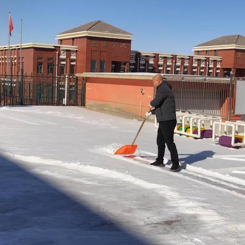 大雪满校园，扫雪暖人心—武川县特殊教育学校开展校园清雪活动