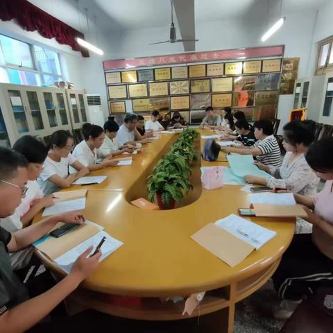 采取多种措施 助力教师成长 	           ——商丘市第十三中学开展教师培训教研系列活动