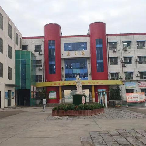 文化时时有 教育处处在 	       ——商丘市第十三中学校园文化建设