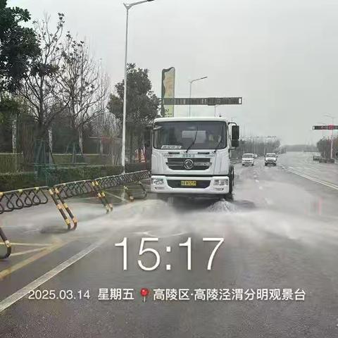洗去浮尘 还城市道路本色
