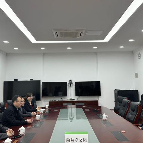 宣武支行副行长许杰带队走访北京市陶然亭公园