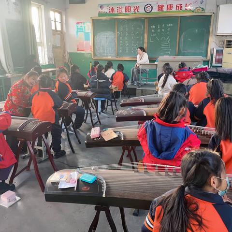 “指为琴动，心随乐舞”——水冶镇小东关小学古筝社团第八周