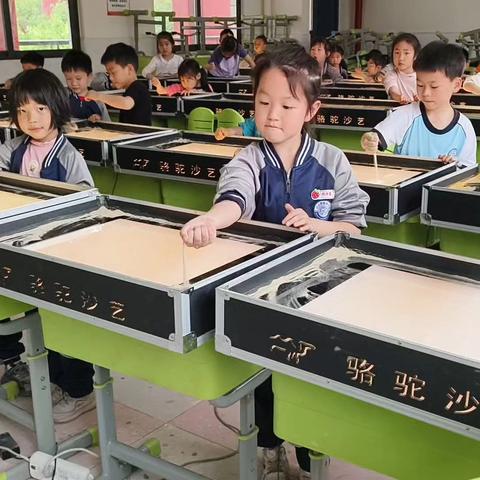 4月20号鹅秀小学沙画课程–《邂逅散步的小母鸡》✨