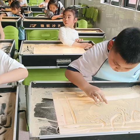 4.27鹅秀小学沙画课程《葡萄熟了》