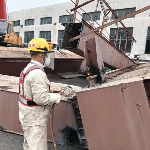 年关去隐患，安全入微行 ————L18101龙门吊报废拆除