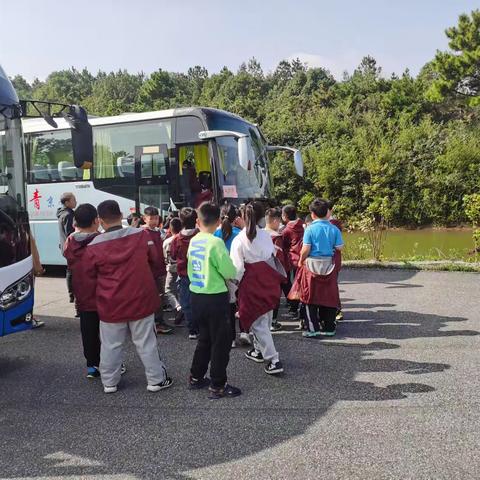 “趣在秋风里，研学正当时”-河滨路小学四年级（一）班戴庄智慧农场研学实践活动