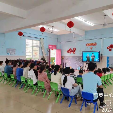 临高县东英中心幼儿园组织教师及学生观看“学校火灾疏散逃生演练公开课”活动