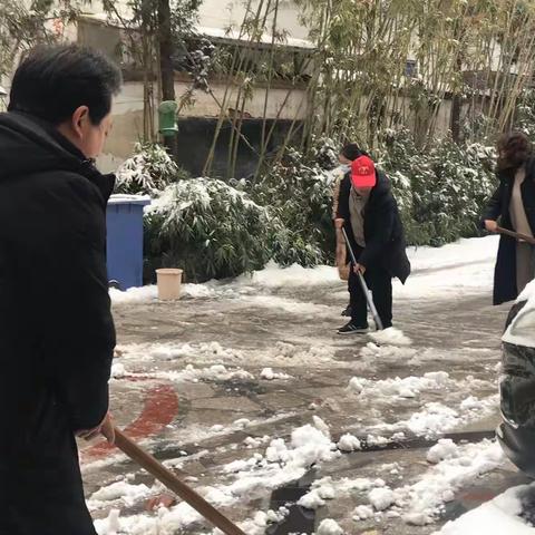 洛宁县融媒体中心组织党员干部到分包社区开展清扫积雪志愿服务