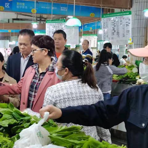 王和娇副市长到琼山区东门农贸市场调研保供稳价工作