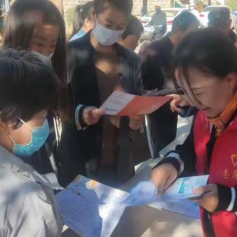 玉麟社区开展“社保进万家，保障你我他”宣传活动