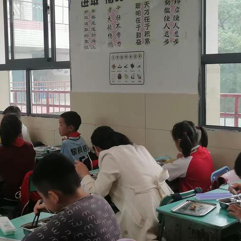 用心陪餐，用爱陪伴                                         ——红星小学2102班家长陪餐活动