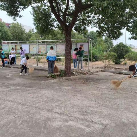 学生齐动手 美化我校园 ——九成学校如期开展环境卫生整治活动