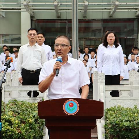 开学扬帆迎激浪，少年勇立新航程——滕东中学 2024-2025 学年度秋季开学升旗仪式