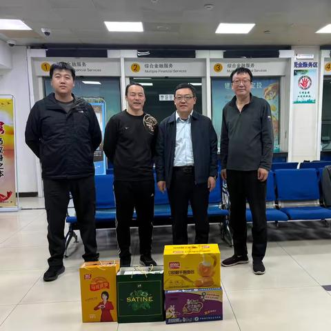 市分行党委委员、副行长杨云飞一行莅临雪东支行慰问指导