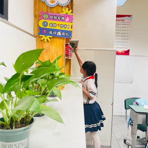 手捧书卷     不负韶华