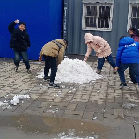 趣玩雪天，乐享童年