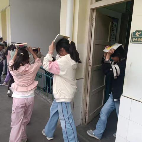 铁铜小学防震减灾安全演练活动纪实
