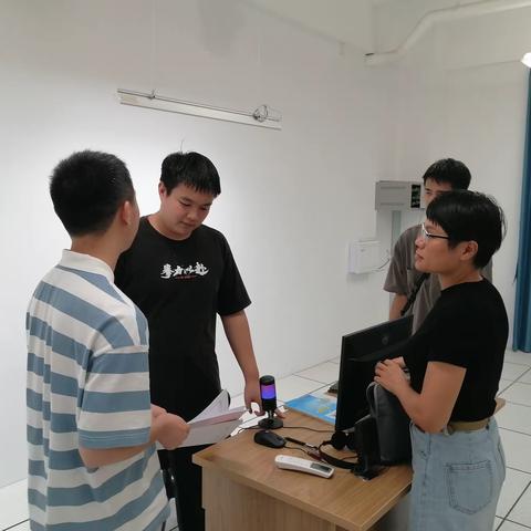 初登讲台，教书育人——上海附属琼海中学实习生讲课汇报