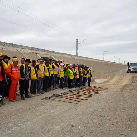 坚守荒漠线 匠心护通途——马海线路车间大机捣固施工作业