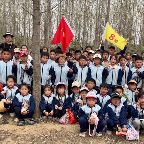 《春日好时光    一起“趣”野炊》  ——地方镇中心小学 一年级8班 春游实践活动