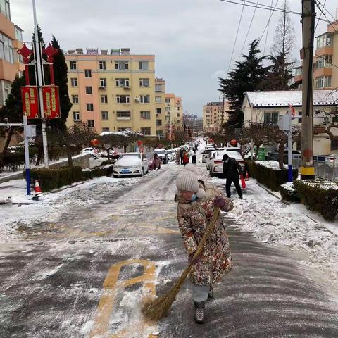 黄岛街道垃圾分类指导员开展清雪除冰行动