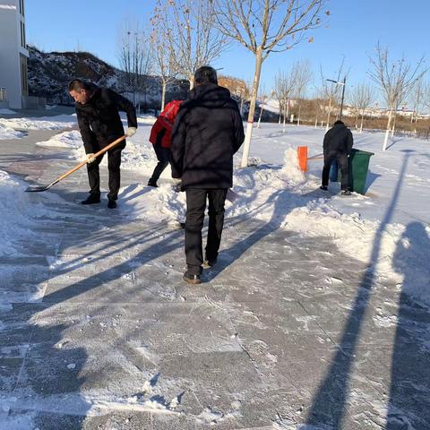 初雪践初心   校园暖意浓——卢龙镇中学党员教师志愿扫雪进行时