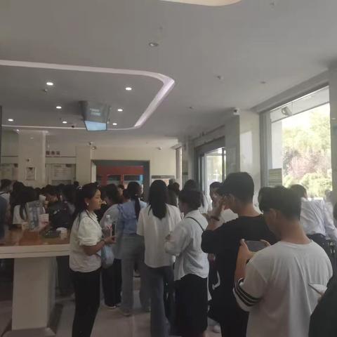 开发支行为医专学生办卡启航新征程
