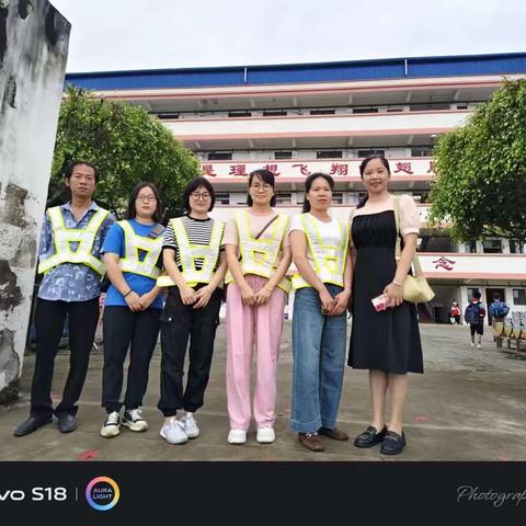 安全护学岗  暖心护成长—县西小学一年级2班家长志愿者爱心护学岗