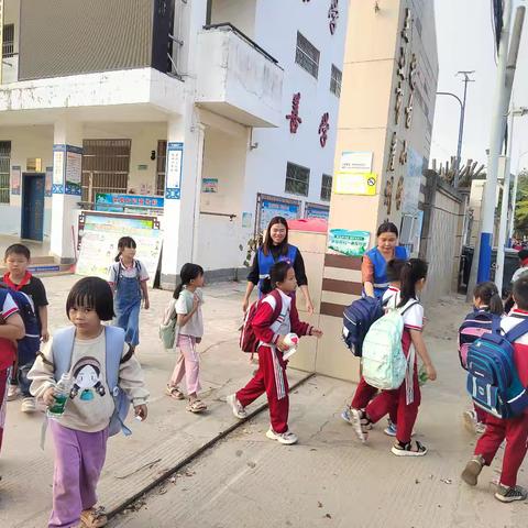 抱古村开展雷锋日引导未成年人安全过马路