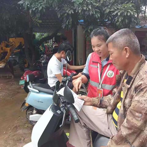 天安乡网格员“守护蓝天白云 禁止秸秆焚烧”