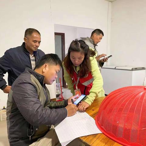 天安乡网格员开展冬季流动人口信息核采工作