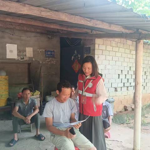 天安乡网格员开展防诈宣传活动