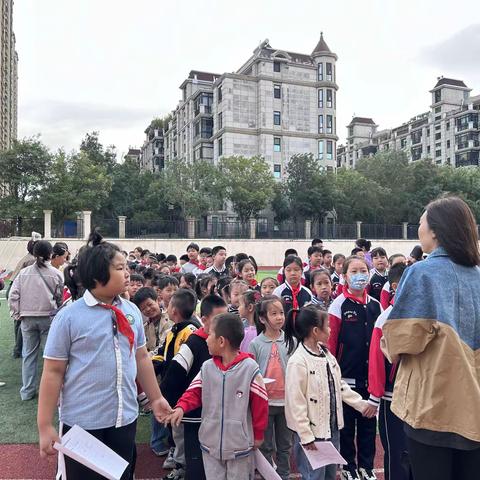 关爱成长，健康启航—草场街小学时光校区“手拉手体检”活动