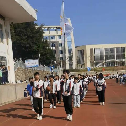 以汗洒操场，浇灌成功之花 高三（15）班 勇往直前吧！