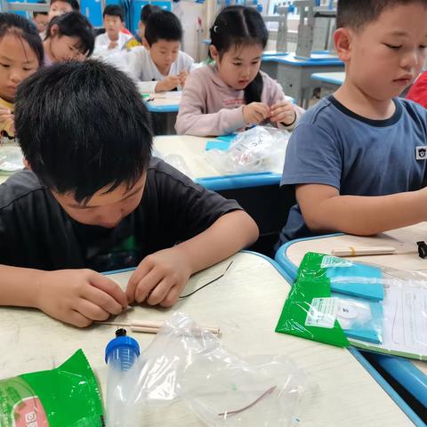 人才家园小学二年级2班鲨鱼社团STEM主题科学课程“雨量测试器”剪影