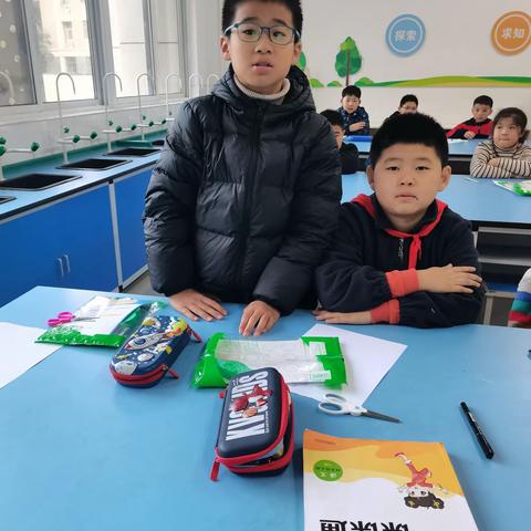 少华街二小鲨鱼科学社团2班“轮子为什么是圆的”剪影