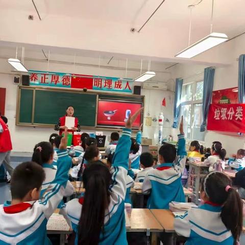 垃圾分类新风尚：校社联动共筑绿色文明