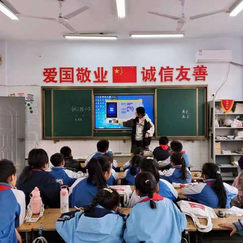 今日份钢三路小学编程学习来了！今日份学习的是《神奇魔术》。主要内容:播放声音直到结束；当角色被点击切换造型；发送广播接收广播；重复执行等积木快的使用。