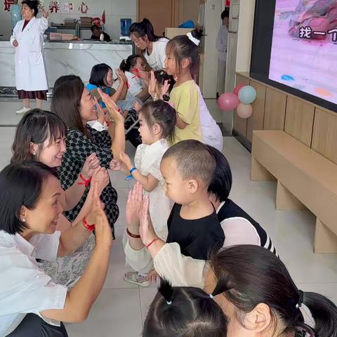 情暖助残日   爱伴儿康行