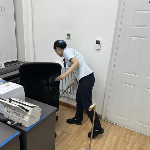 建三江七星支行“网点环境清洁日”