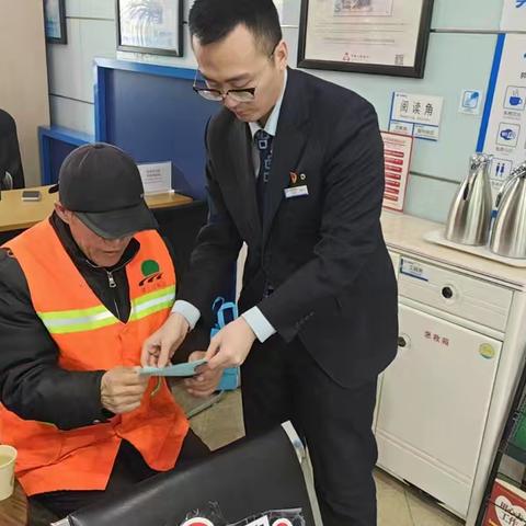 惊蛰学雷锋·港湾暖人心｜黑龙江农垦分行建三江七星支行致敬榜样，践行金融为民。