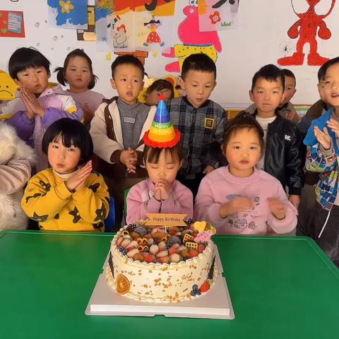 振鸿幼儿园㊗️路雅琦小朋友生日快乐🎊