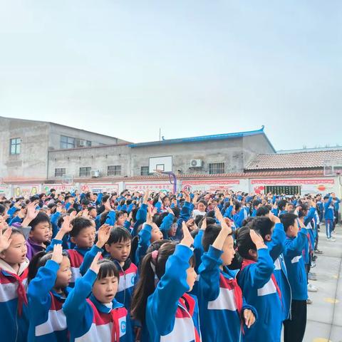 清风拂我心，节俭伴我行——梁庄镇第二中心小学第八周升旗仪式