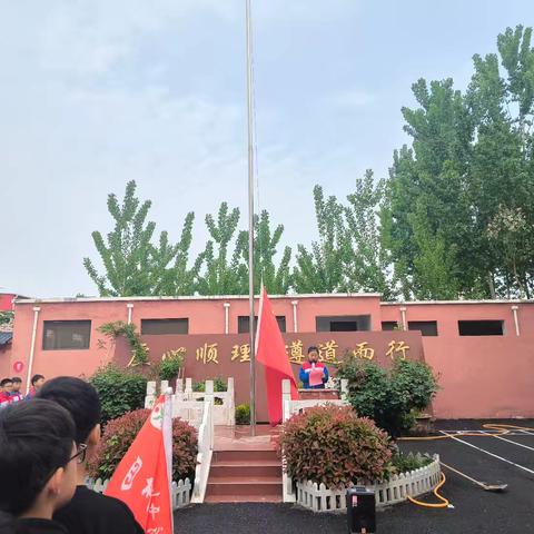 劳动最光荣，奋斗谱新篇---梁庄镇第二中心小学第十一周升旗仪式