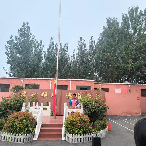 红领巾飘扬，争做新先锋---梁庄镇第二中心小学第七周升旗仪式