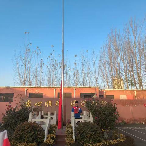 知法守法，与法同行——梁庄镇第二中心小学第十四周升旗仪式