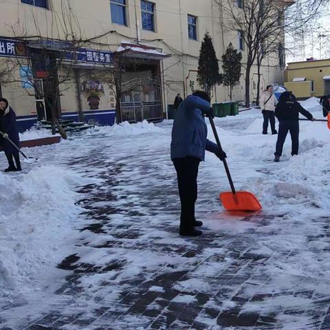 凝心聚力清积雪 真情温暖满校园 ———都沟学校师生家长铲雪活动